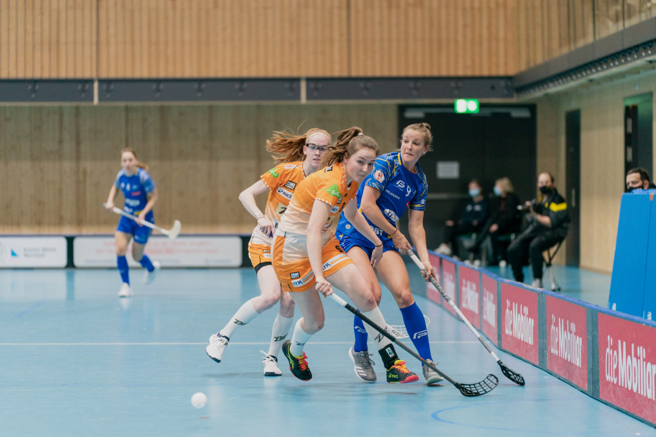 Frauen NLA Runde 10 2020/21, Switzerland: 16.01.2021, Kloten, Stighag, Mirjam Hintermann (Nr. 9, Kloten-Dietlikon Jets) spielt den Ball

Credit: Claudio Schwarz, unihockey-fotos.ch