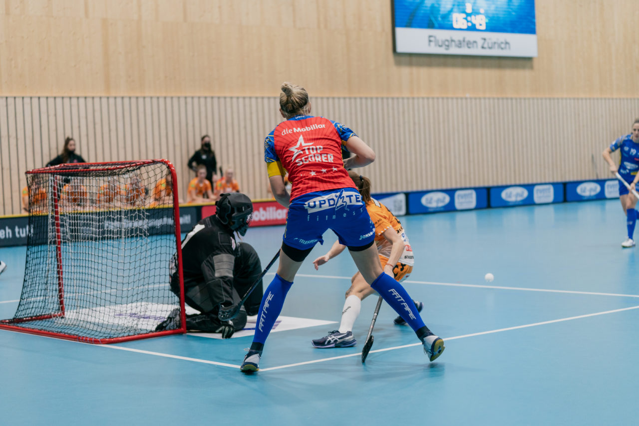 Frauen NLA Runde 10 2020/21, Switzerland: 16.01.2021, Kloten, Stighag, Michelle Wiki (Nr. 6, Kloten-Dietlikon Jets) legt den Ball zurück

Credit: Claudio Schwarz, unihockey-fotos.ch