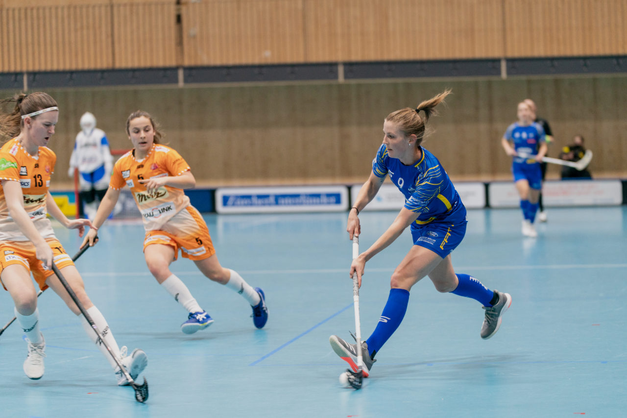 Frauen NLA Runde 10 2020/21, Switzerland: 16.01.2021, Kloten, Stighag, Mirjam Hintermann (Nr. 9, Kloten-Dietlikon Jets) spielt den Ball

Credit: Claudio Schwarz, unihockey-fotos.ch