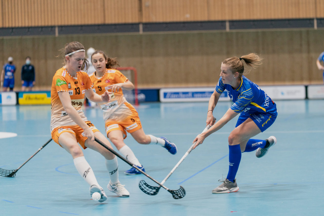 Frauen NLA Runde 10 2020/21, Switzerland: 16.01.2021, Kloten, Stighag, Mirjam Hintermann (Nr. 9, Kloten-Dietlikon Jets) spielt den Ball

Credit: Claudio Schwarz, unihockey-fotos.ch