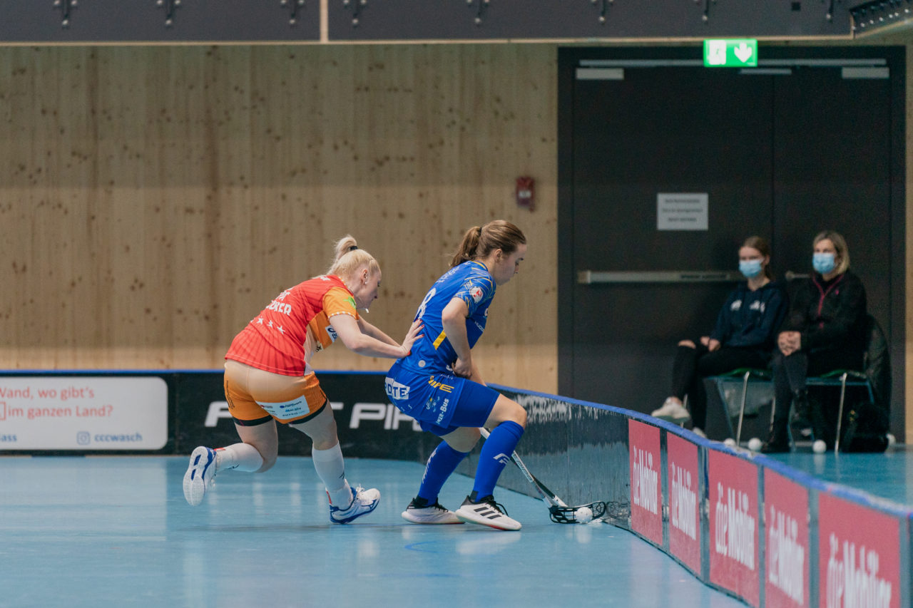 Frauen NLA Runde 10 2020/21, Switzerland: 16.01.2021, Kloten, Stighag, Kassandra Luck (Nr. 18, Kloten-Dietlikon Jets) vor Martina Repková (Nr. 23, piranha chur) am Ball

Credit: Claudio Schwarz, unihockey-fotos.ch