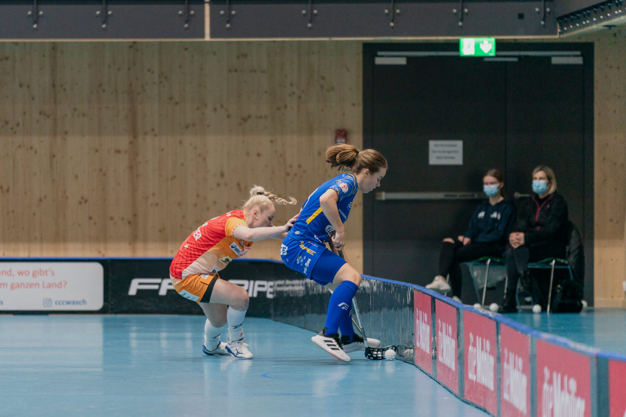 Frauen NLA Runde 10 2020/21, Switzerland: 16.01.2021, Kloten, Stighag, Kassandra Luck (Nr. 18, Kloten-Dietlikon Jets) vor Martina Repková (Nr. 23, piranha chur) am Ball

Credit: Claudio Schwarz, unihockey-fotos.ch