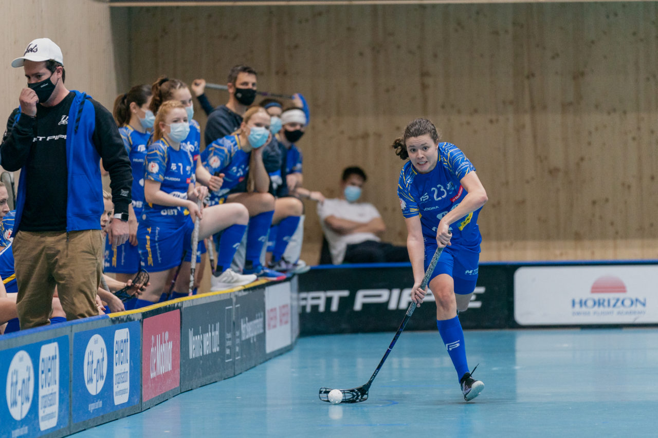 Frauen NLA Runde 10 2020/21, Switzerland: 16.01.2021, Kloten, Stighag, Isabelle Gerig (Nr. 23, Kloten-Dietlikon Jets) spielt den Ball

Credit: Claudio Schwarz, unihockey-fotos.ch