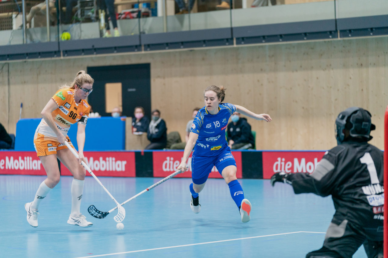 Frauen NLA Runde 10 2020/21, Switzerland: 16.01.2021, Kloten, Stighag, Chiara Gredig (Nr. 96, piranha chur) vor Kassandra Luck (Nr. 18, Kloten-Dietlikon Jets) am Ball

Credit: Claudio Schwarz, unihockey-fotos.ch