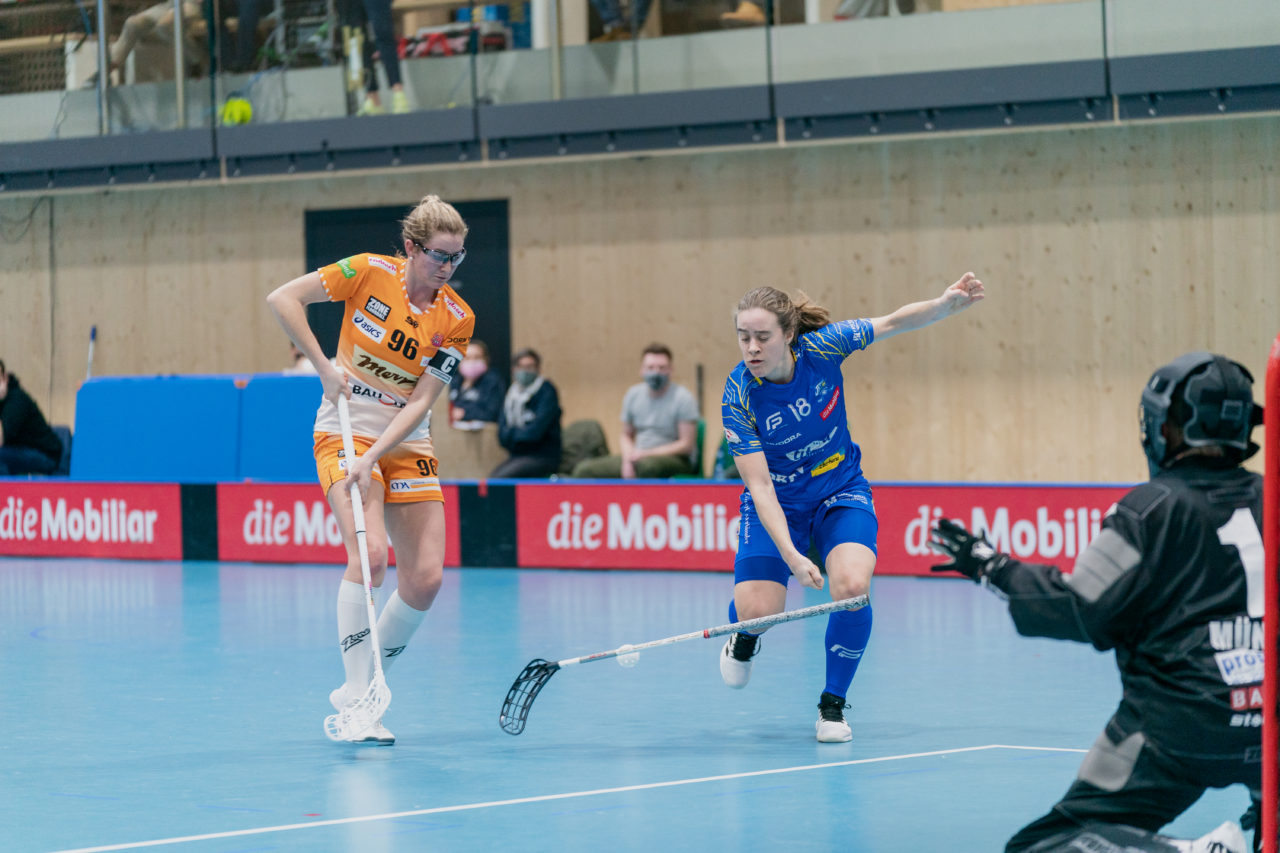 Frauen NLA Runde 10 2020/21, Switzerland: 16.01.2021, Kloten, Stighag, Chiara Gredig (Nr. 96, piranha chur) vor Kassandra Luck (Nr. 18, Kloten-Dietlikon Jets) am Ball

Credit: Claudio Schwarz, unihockey-fotos.ch