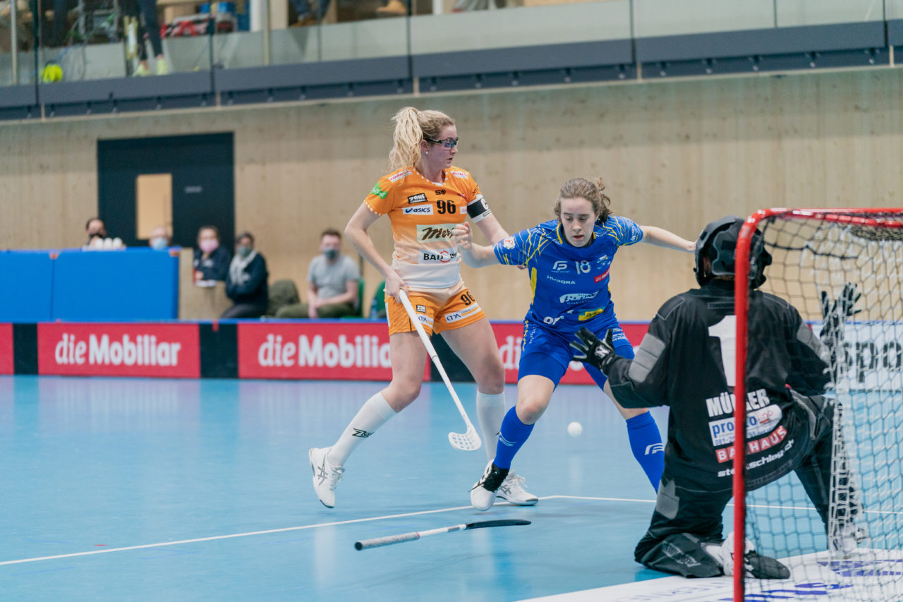 Frauen NLA Runde 10 2020/21, Switzerland: 16.01.2021, Kloten, Stighag, Chiara Gredig (Nr. 96, piranha chur) vor Kassandra Luck (Nr. 18, Kloten-Dietlikon Jets) am Ball

Credit: Claudio Schwarz, unihockey-fotos.ch