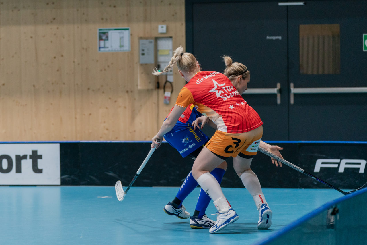 Frauen NLA Runde 10 2020/21, Switzerland: 16.01.2021, Kloten, Stighag, Topscorer Duell zwischen Martina Repková (Nr. 23, piranha chur) und Michelle Wiki (Nr. 6, Kloten-Dietlikon Jets) 

Credit: Claudio Schwarz, unihockey-fotos.ch