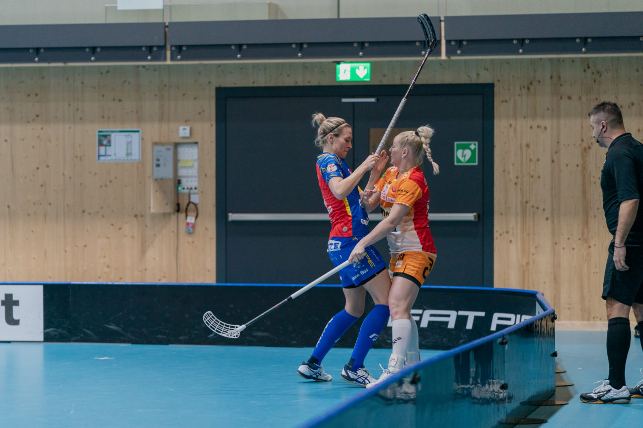 Frauen NLA Runde 10 2020/21, Switzerland: 16.01.2021, Kloten, Stighag, Topscorer Duell zwischen Martina Repková (Nr. 23, piranha chur) und Michelle Wiki (Nr. 6, Kloten-Dietlikon Jets) 

Credit: Claudio Schwarz, unihockey-fotos.ch