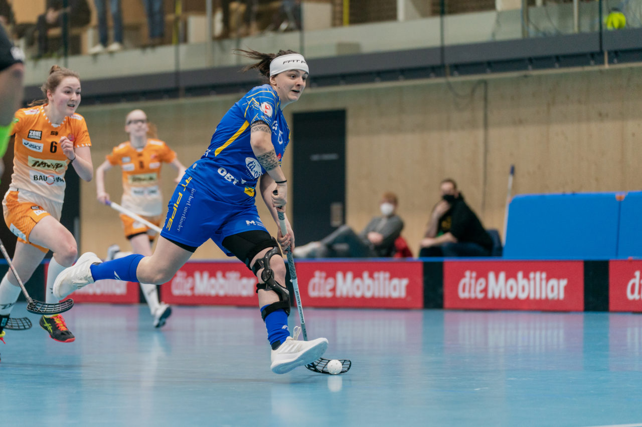 Frauen NLA Runde 10 2020/21, Switzerland: 16.01.2021, Kloten, Stighag, Natalie Martinakova (Nr. 15, Kloten-Dietlikon Jets) schliesst ab

Credit: Claudio Schwarz, unihockey-fotos.ch