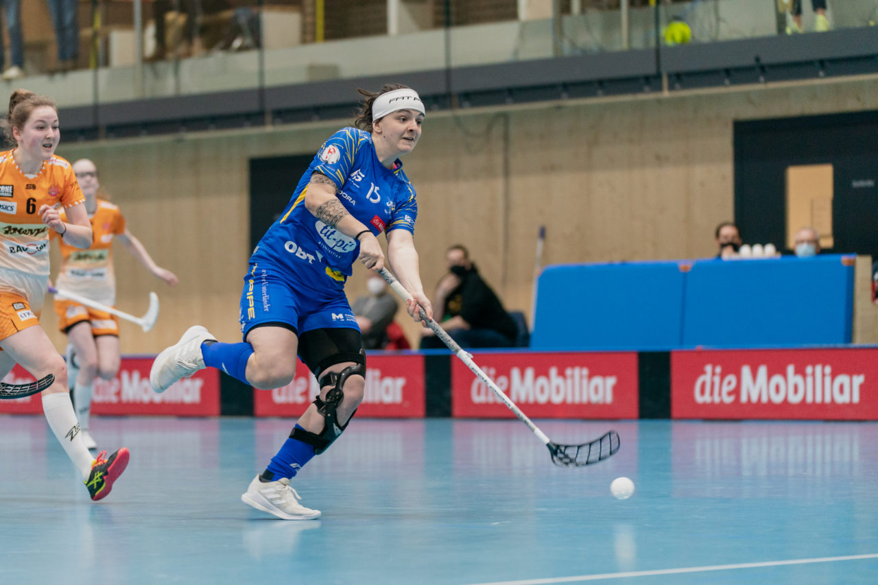 Frauen NLA Runde 10 2020/21, Switzerland: 16.01.2021, Kloten, Stighag, Natalie Martinakova (Nr. 15, Kloten-Dietlikon Jets) schliesst ab

Credit: Claudio Schwarz, unihockey-fotos.ch