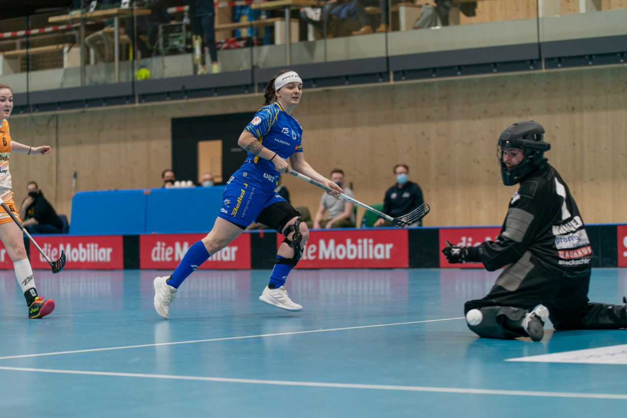Frauen NLA Runde 10 2020/21, Switzerland: 16.01.2021, Kloten, Stighag, Natalie Martinakova (Nr. 15, Kloten-Dietlikon Jets) schliesst ab

Credit: Claudio Schwarz, unihockey-fotos.ch
