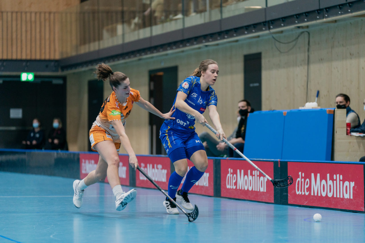 Frauen NLA Runde 10 2020/21, Switzerland: 16.01.2021, Kloten, Stighag, Kassandra Luck (Nr. 18, Kloten-Dietlikon Jets) spielt den Ball

Credit: Claudio Schwarz, unihockey-fotos.ch