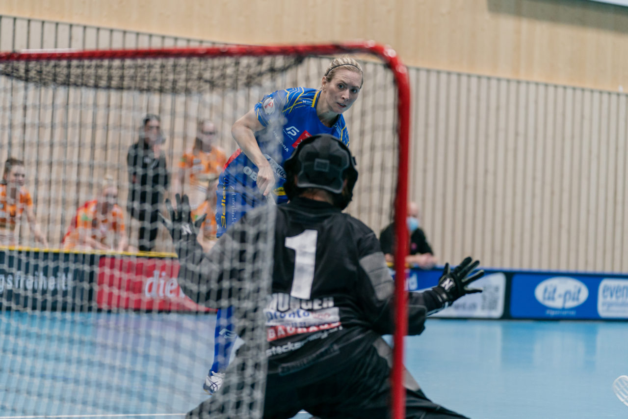 Frauen NLA Runde 10 2020/21, Switzerland: 16.01.2021, Kloten, Stighag, Michelle Wiki (Nr. 6, Kloten-Dietlikon Jets) vor dem piranha Tor

Credit: Claudio Schwarz, unihockey-fotos.ch