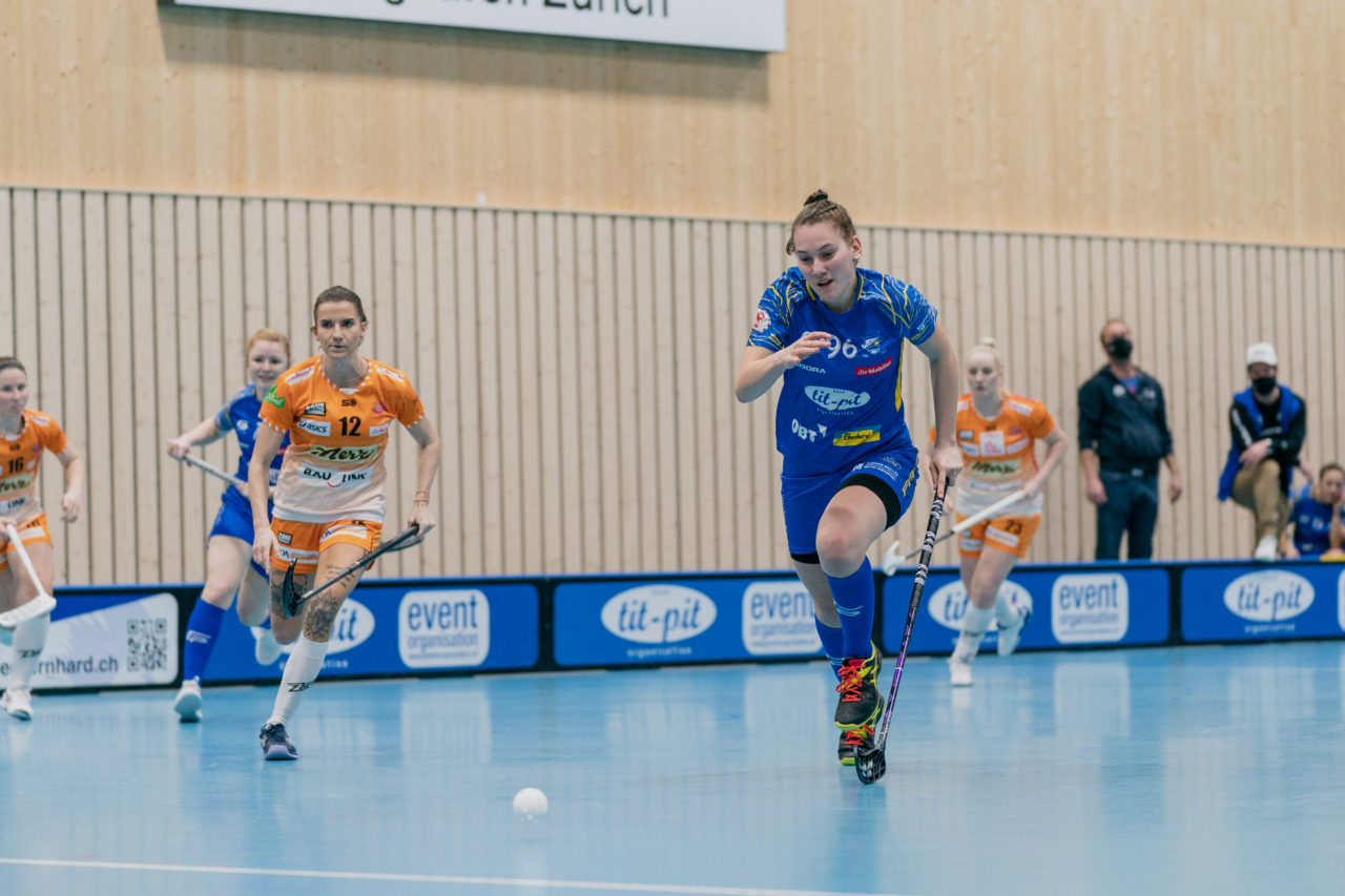 Frauen NLA Runde 10 2020/21, Switzerland: 16.01.2021, Kloten, Stighag, Ronja Niederberger (Nr. 96, Kloten-Dietlikon Jets) rennt dem Ball hinterher

Credit: Claudio Schwarz, unihockey-fotos.ch