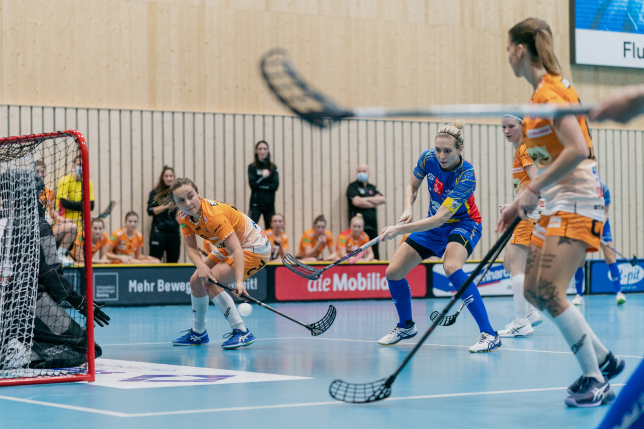 Frauen NLA Runde 10 2020/21, Switzerland: 16.01.2021, Kloten, Stighag, Michelle Wiki (Nr. 6, Kloten-Dietlikon Jets) schiesst das 5:0

Credit: Claudio Schwarz, unihockey-fotos.ch