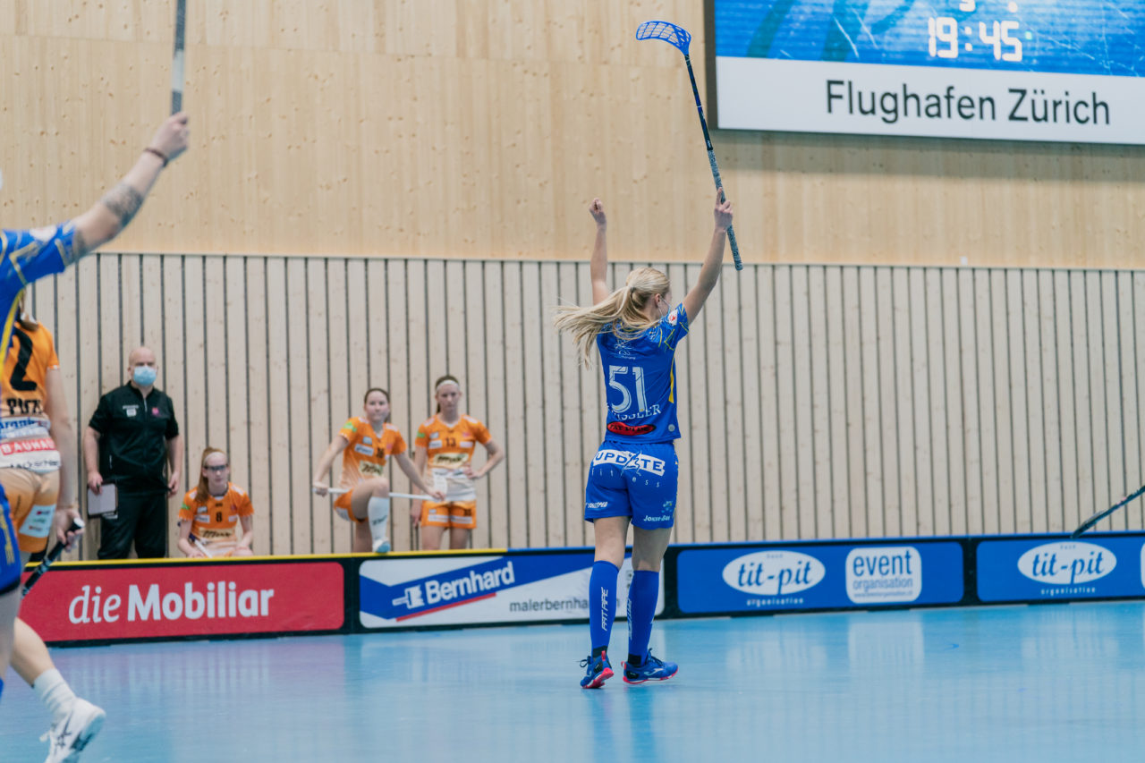 Frauen NLA Runde 10 2020/21, Switzerland: 16.01.2021, Kloten, Stighag, Sereina Zwissler (Nr. 51, Kloten-Dietlikon Jets) bejubelt das 6:0

Credit: Claudio Schwarz, unihockey-fotos.ch