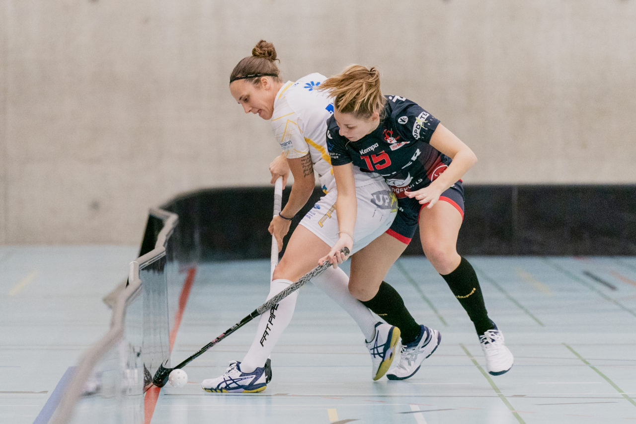 Frauen NLA Runde 8 2020/21, Switzerland: 09.01.2021, Winterthur, Oberseen, Julia Suter (Nr. 19, Kloten-Dietlikon Jets) im Zweikampf mit Nicole Mattle (Nr. 15, Red Ants Rychenberg Winterthur) 

Credit: Claudio Schwarz, unihockey-fotos.ch