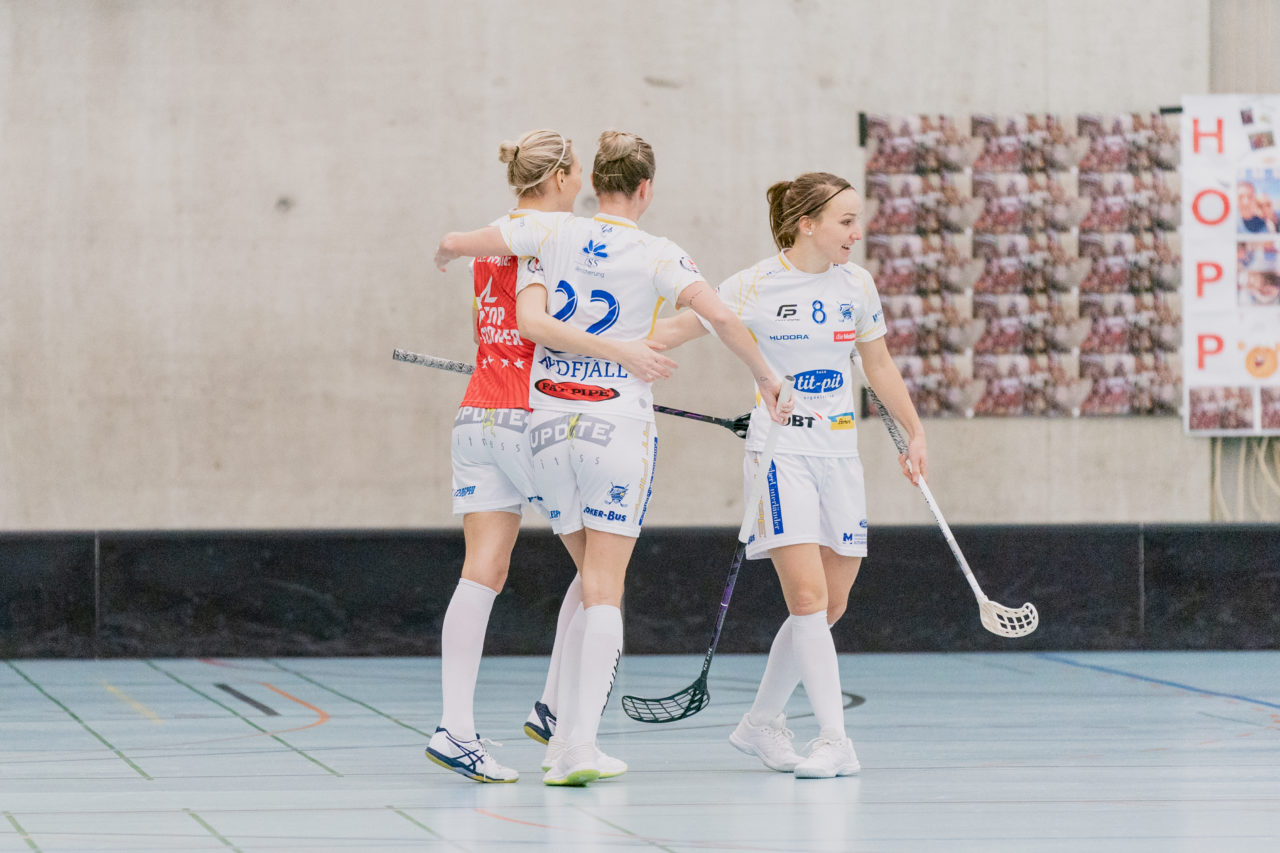 Frauen NLA Runde 8 2020/21, Switzerland: 09.01.2021, Winterthur, Oberseen, die Jets bejubeln das 0:1

Credit: Claudio Schwarz, unihockey-fotos.ch