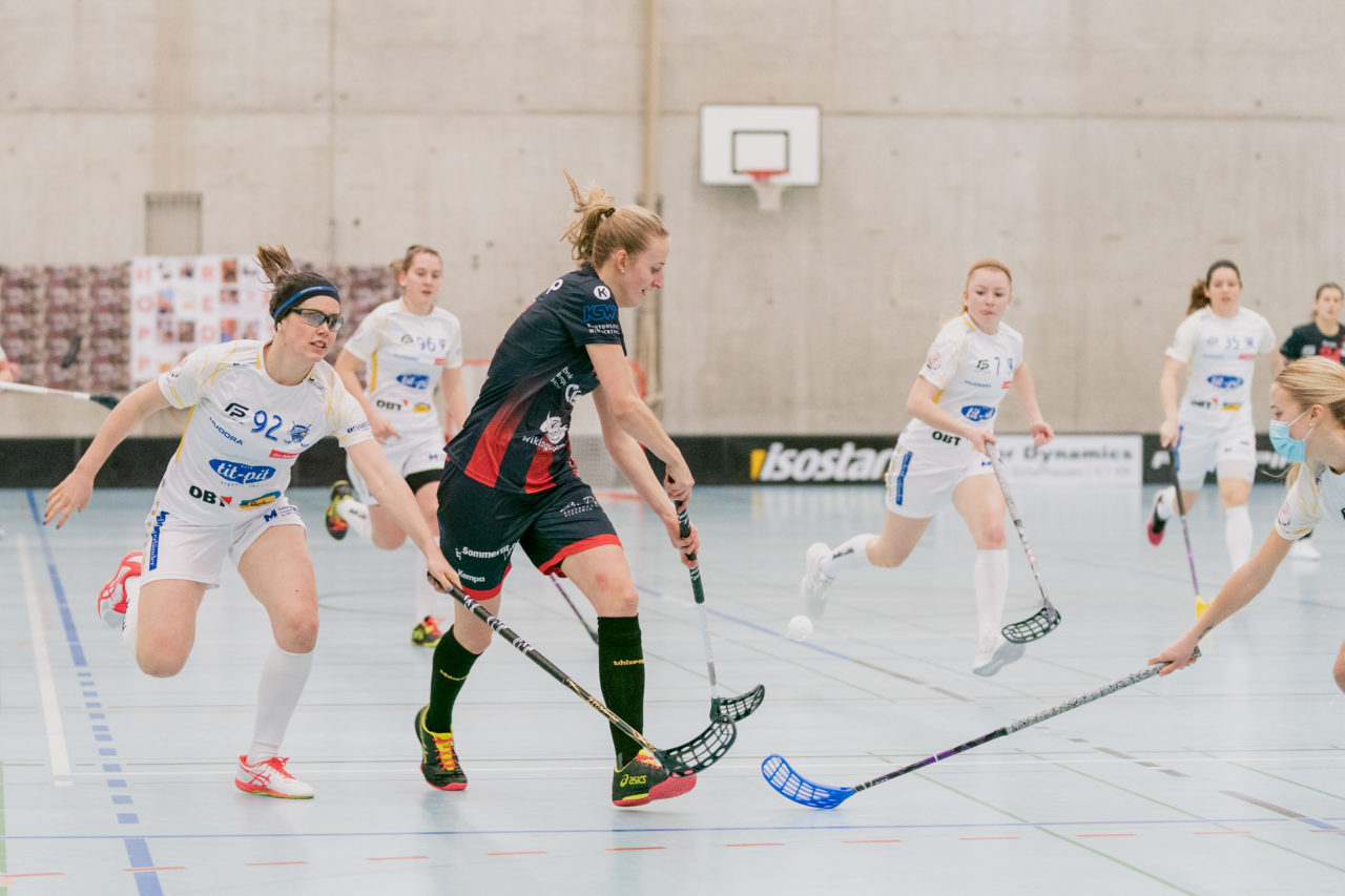 Frauen NLA Runde 8 2020/21, Switzerland: 09.01.2021, Winterthur, Oberseen, Sindy Rüegger (Nr. 14, Red Ants Rychenberg Winterthur) spielt den Ball

Credit: Claudio Schwarz, unihockey-fotos.ch
