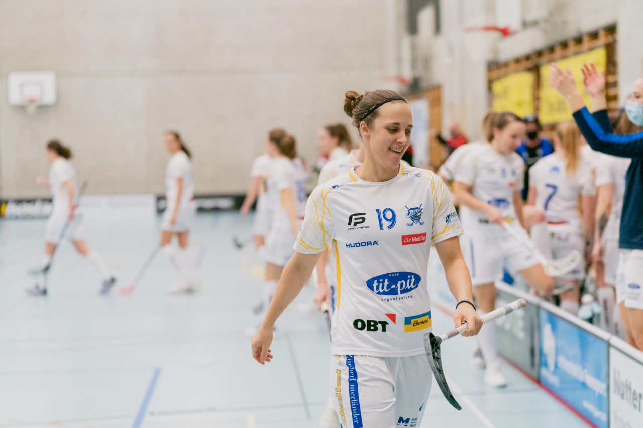 Frauen NLA Runde 8 2020/21, Switzerland: 09.01.2021, Winterthur, Oberseen, Julia Suter (Nr. 19, Kloten-Dietlikon Jets) lacht

Credit: Claudio Schwarz, unihockey-fotos.ch