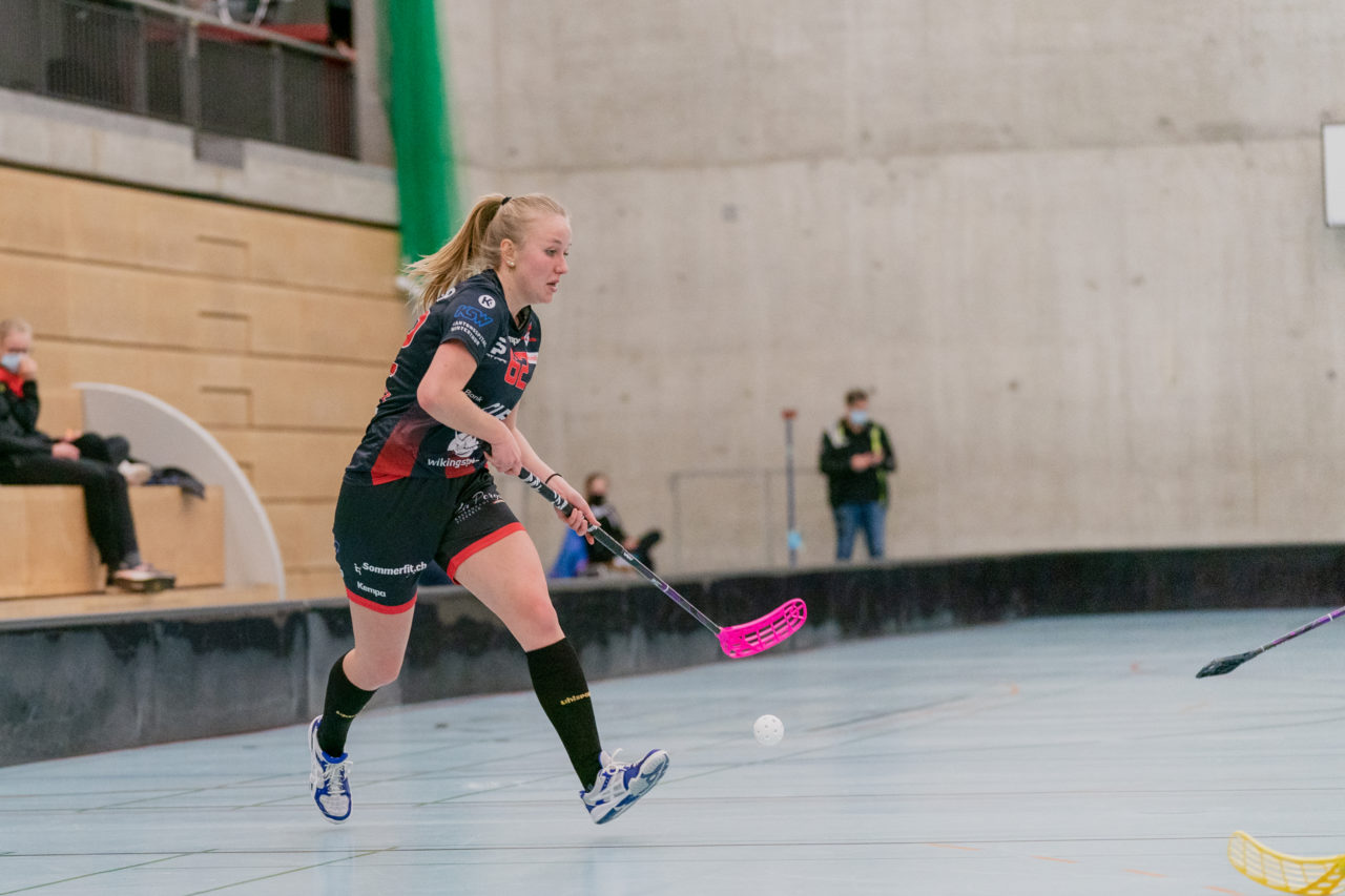 Frauen NLA Runde 8 2020/21, Switzerland: 09.01.2021, Winterthur, Oberseen, Sina Krausz (Nr. 62, Red Ants Rychenberg Winterthur) am Ball

Credit: Claudio Schwarz, unihockey-fotos.ch