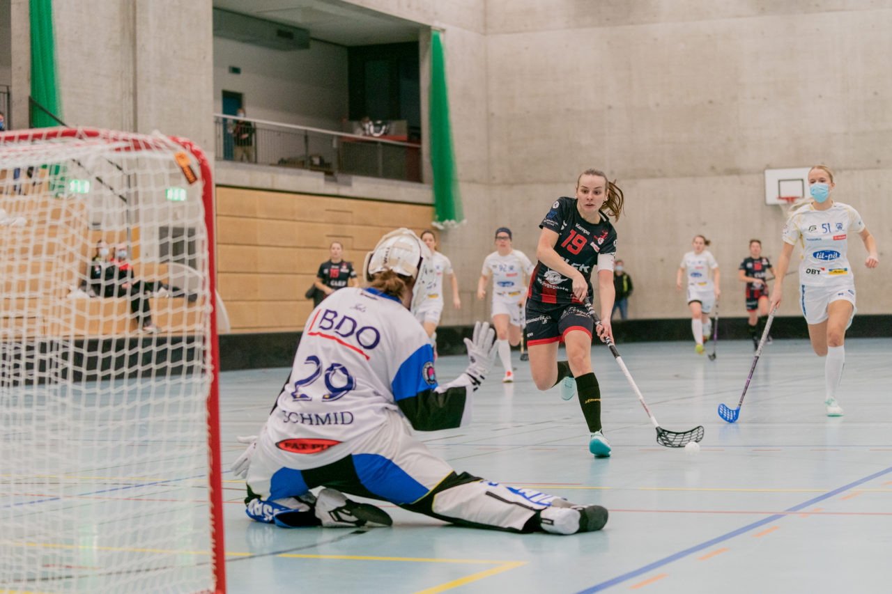 Frauen NLA Runde 8 2020/21, Switzerland: 09.01.2021, Winterthur, Oberseen, Vivien Kühne (Nr. 19, Red Ants Rychenberg Winterthur) zieht alleine auf Monika Schmid (Nr. 29, Kloten-Dietlikon Jets) 

Credit: Claudio Schwarz, unihockey-fotos.ch