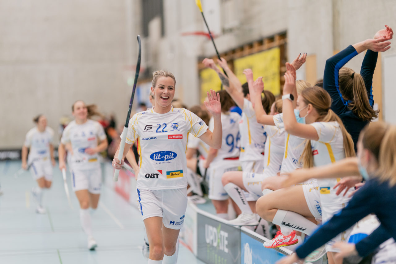 Frauen NLA Runde 8 2020/21, Switzerland: 09.01.2021, Winterthur, Oberseen, Iza Rydfjäll (Nr. 22, Kloten-Dietlikon Jets) bejubelt ihren Treffer

Credit: Claudio Schwarz, unihockey-fotos.ch