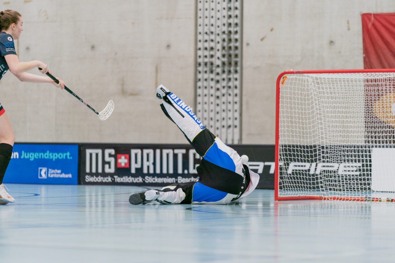 Frauen NLA Runde 8 2020/21, Switzerland: 09.01.2021, Winterthur, Oberseen, Carola Kuhn (Nr. 21, Red Ants Rychenberg Winterthur) scheitert an Monika Schmid (Nr. 29, Kloten-Dietlikon Jets) 

Credit: Claudio Schwarz, unihockey-fotos.ch