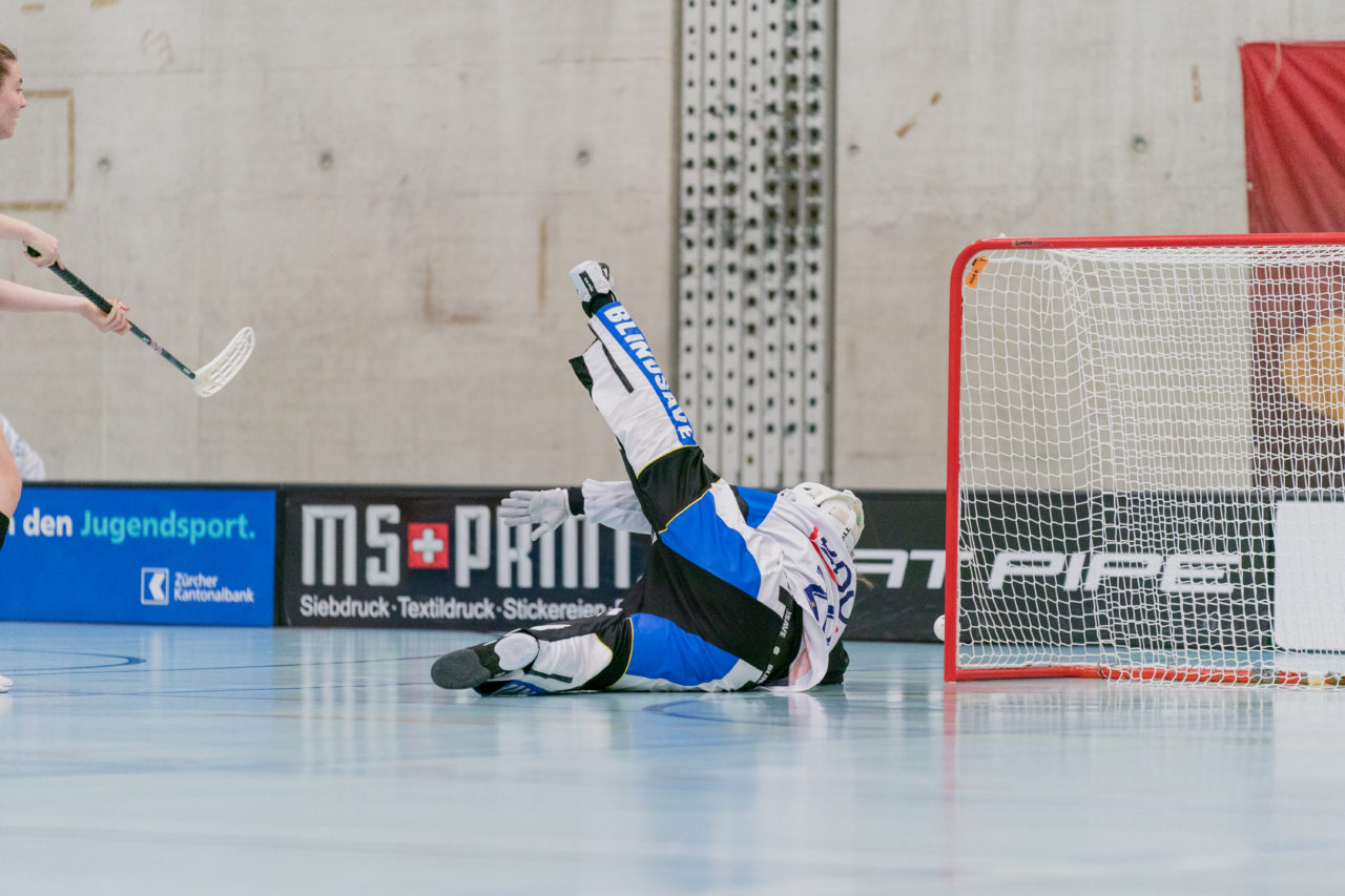 Frauen NLA Runde 8 2020/21, Switzerland: 09.01.2021, Winterthur, Oberseen, Carola Kuhn (Nr. 21, Red Ants Rychenberg Winterthur) scheitert an Monika Schmid (Nr. 29, Kloten-Dietlikon Jets) 

Credit: Claudio Schwarz, unihockey-fotos.ch