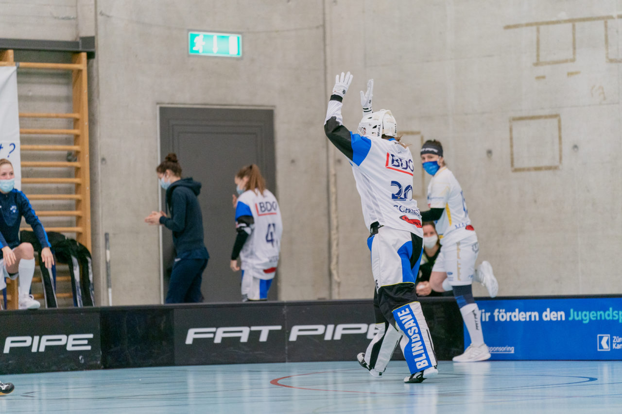Frauen NLA Runde 8 2020/21, Switzerland: 09.01.2021, Winterthur, Oberseen, Monika Schmid (Nr. 29, Kloten-Dietlikon Jets) macht die La Ola nach dem gehaltenen Penalty

Credit: Claudio Schwarz, unihockey-fotos.ch