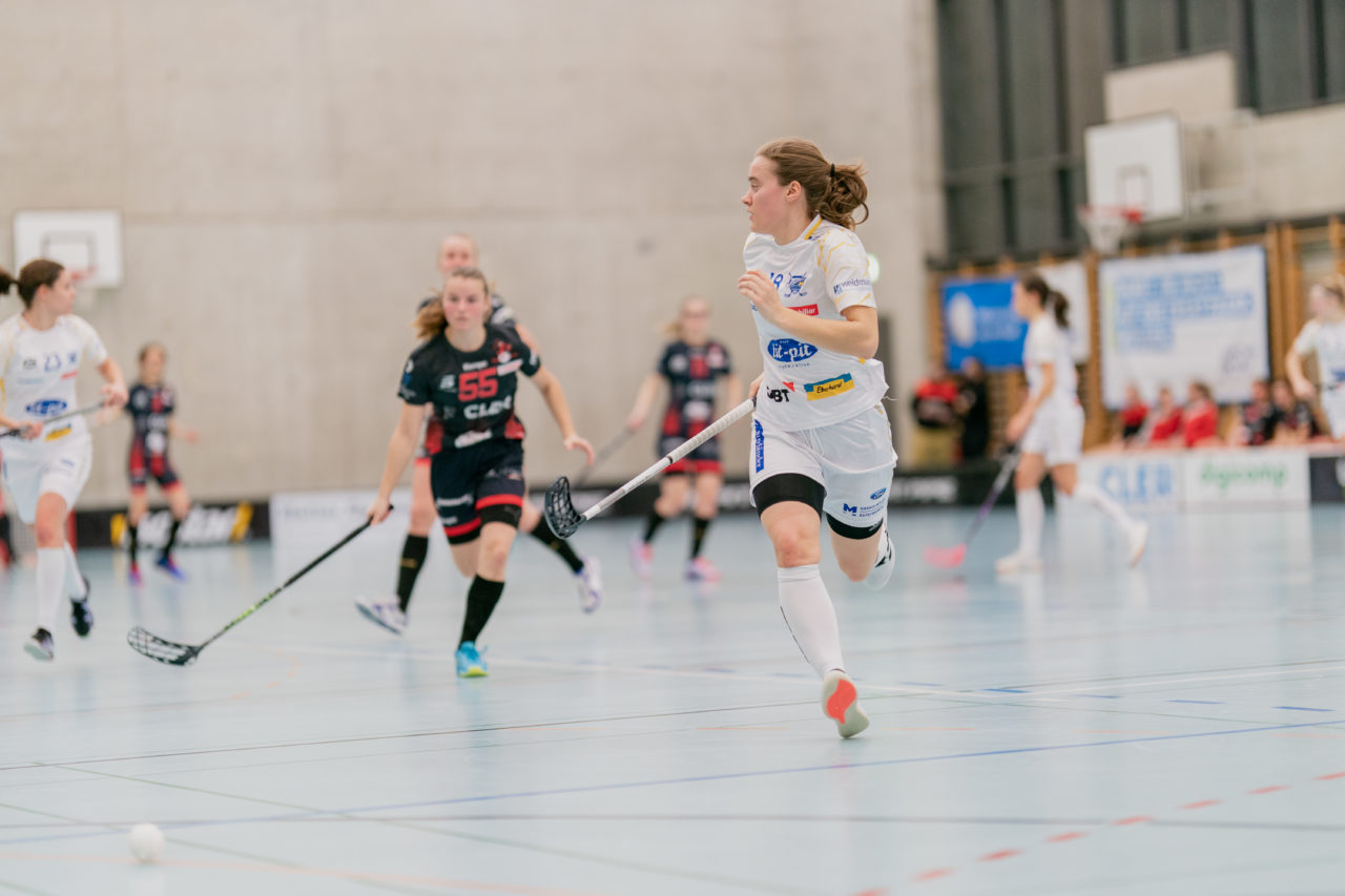 Frauen NLA Runde 8 2020/21, Switzerland: 09.01.2021, Winterthur, Oberseen, Kassandra Luck (Nr. 18, Kloten-Dietlikon Jets) sprintet dem Ball hinterher

Credit: Claudio Schwarz, unihockey-fotos.ch