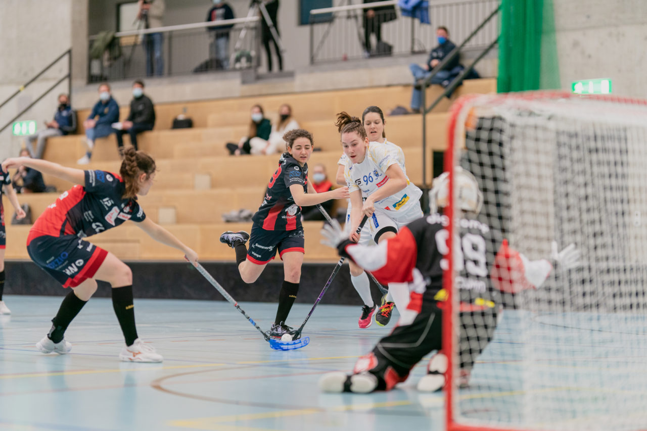Frauen NLA Runde 8 2020/21, Switzerland: 09.01.2021, Winterthur, Oberseen, Ronja Niederberger (Nr. 96, Kloten-Dietlikon Jets) sucht den Abschluss

Credit: Claudio Schwarz, unihockey-fotos.ch