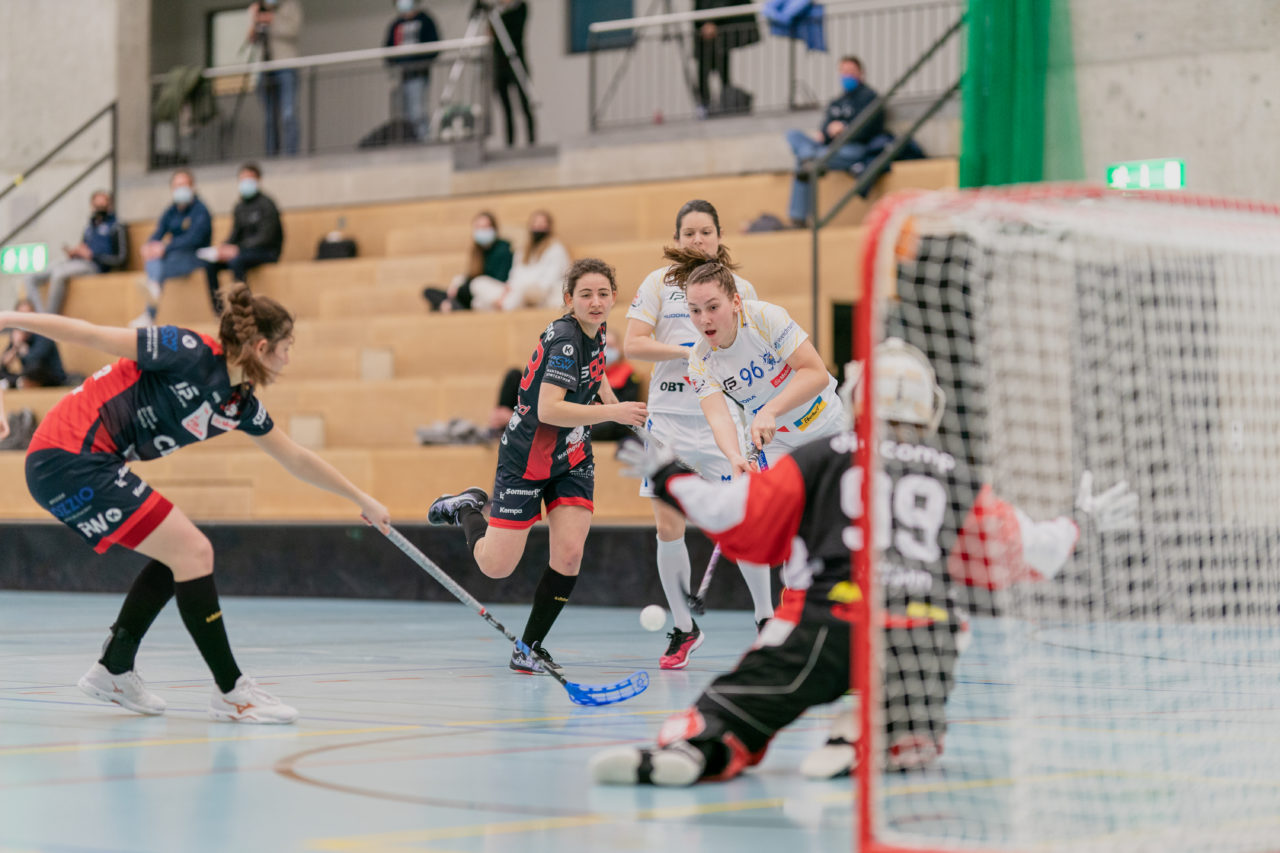 Frauen NLA Runde 8 2020/21, Switzerland: 09.01.2021, Winterthur, Oberseen, Ronja Niederberger (Nr. 96, Kloten-Dietlikon Jets) schiesst

Credit: Claudio Schwarz, unihockey-fotos.ch