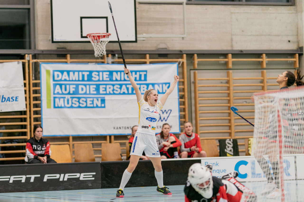 Frauen NLA Runde 8 2020/21, Switzerland: 09.01.2021, Winterthur, Oberseen, Leonie Wieland (Nr. 2, Kloten-Dietlikon Jets) bejubelt ihren Treffer

Credit: Claudio Schwarz, unihockey-fotos.ch