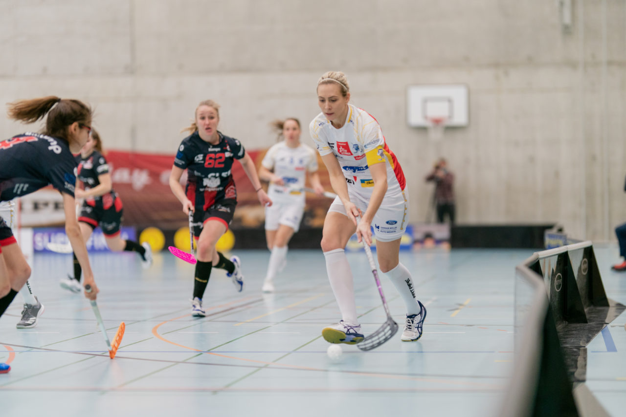 Frauen NLA Runde 8 2020/21, Switzerland: 09.01.2021, Winterthur, Oberseen, Michelle Wiki (Nr. 6, Kloten-Dietlikon Jets) am Ball

Credit: Claudio Schwarz, unihockey-fotos.ch