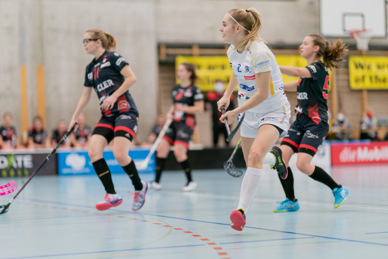 Frauen NLA Runde 8 2020/21, Switzerland: 09.01.2021, Winterthur, Oberseen, Leonie Wieland (Nr. 2, Kloten-Dietlikon Jets) sieht dem Schuss nach

Credit: Claudio Schwarz, unihockey-fotos.ch