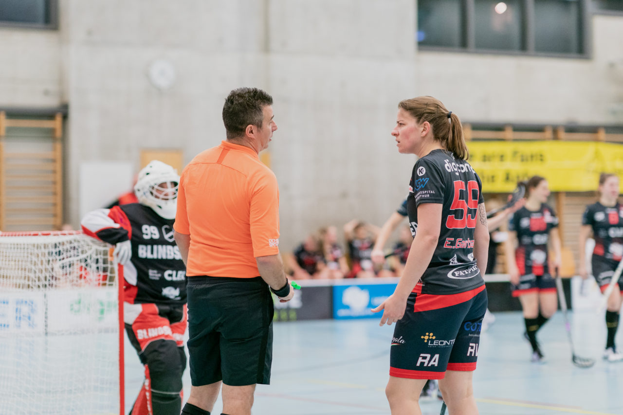 Frauen NLA Runde 8 2020/21, Switzerland: 09.01.2021, Winterthur, Oberseen, Evelina Garbare (Nr. 59, Red Ants Rychenberg Winterthur) diskutiert mit dem Schiedsrichter

Credit: Claudio Schwarz, unihockey-fotos.ch