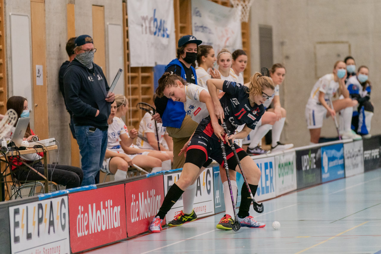 Frauen NLA Runde 8 2020/21, Switzerland: 09.01.2021, Winterthur, Oberseen, Ronja Niederberger (Nr. 96, Kloten-Dietlikon Jets) im Zweikampf mit Noëmi Sara Enzler (Nr. 11, Red Ants Rychenberg Winterthur) 

Credit: Claudio Schwarz, unihockey-fotos.ch