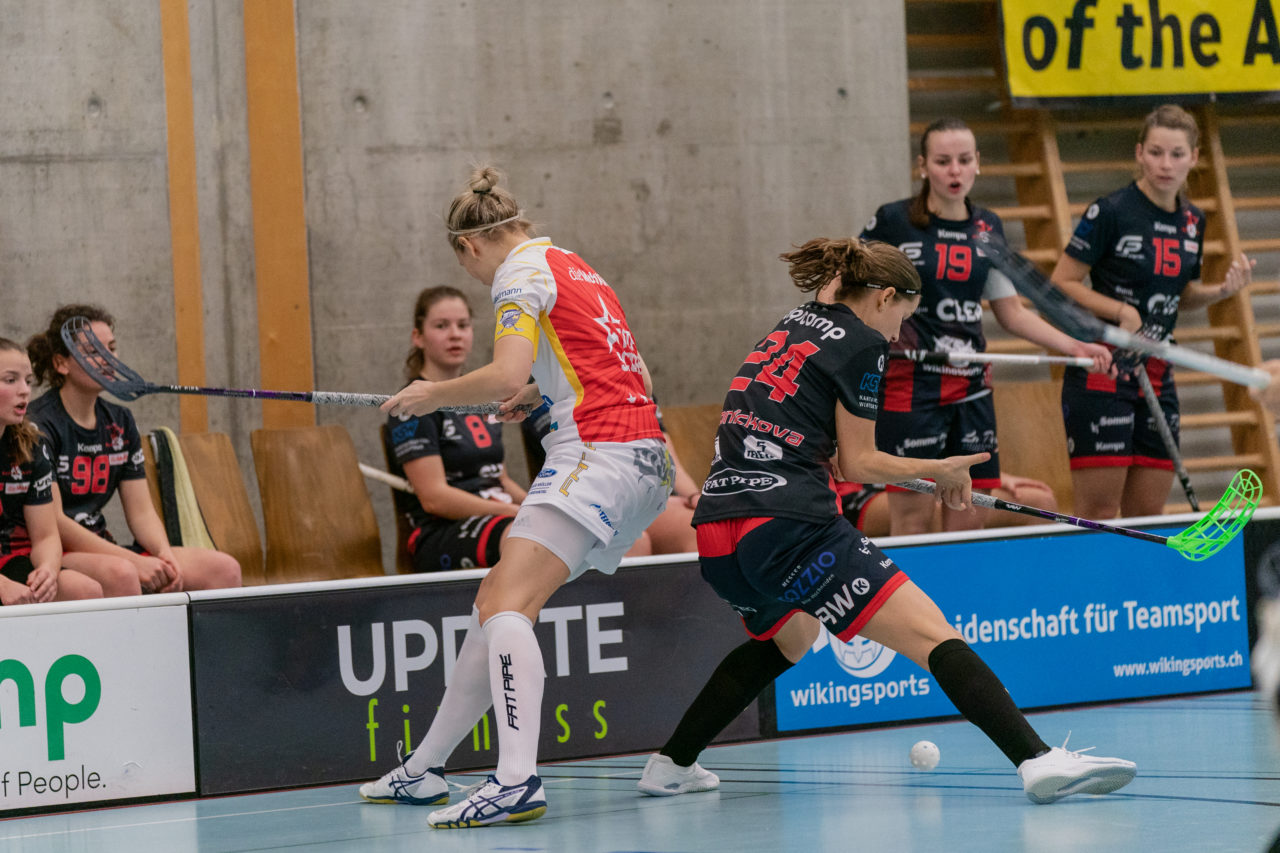 Frauen NLA Runde 8 2020/21, Switzerland: 09.01.2021, Winterthur, Oberseen, Michelle Wiki (Nr. 6, Kloten-Dietlikon Jets) im Zweikampf mit Hana Konickova (Nr. 24, Red Ants Rychenberg Winterthur) 

Credit: Claudio Schwarz, unihockey-fotos.ch