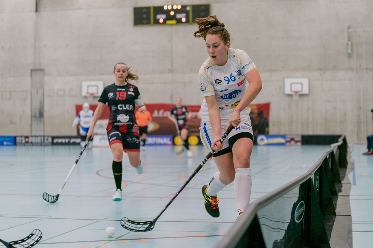 Frauen NLA Runde 8 2020/21, Switzerland: 09.01.2021, Winterthur, Oberseen, Ronja Niederberger (Nr. 96, Kloten-Dietlikon Jets) am Ball

Credit: Claudio Schwarz, unihockey-fotos.ch
