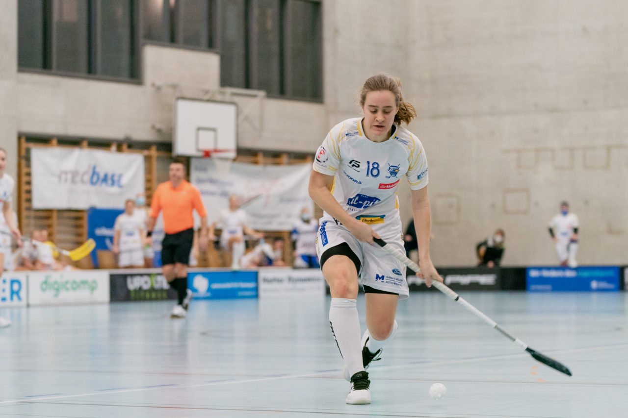 Frauen NLA Runde 8 2020/21, Switzerland: 09.01.2021, Winterthur, Oberseen, Kassandra Luck (Nr. 18, Kloten-Dietlikon Jets) schiesst

Credit: Claudio Schwarz, unihockey-fotos.ch