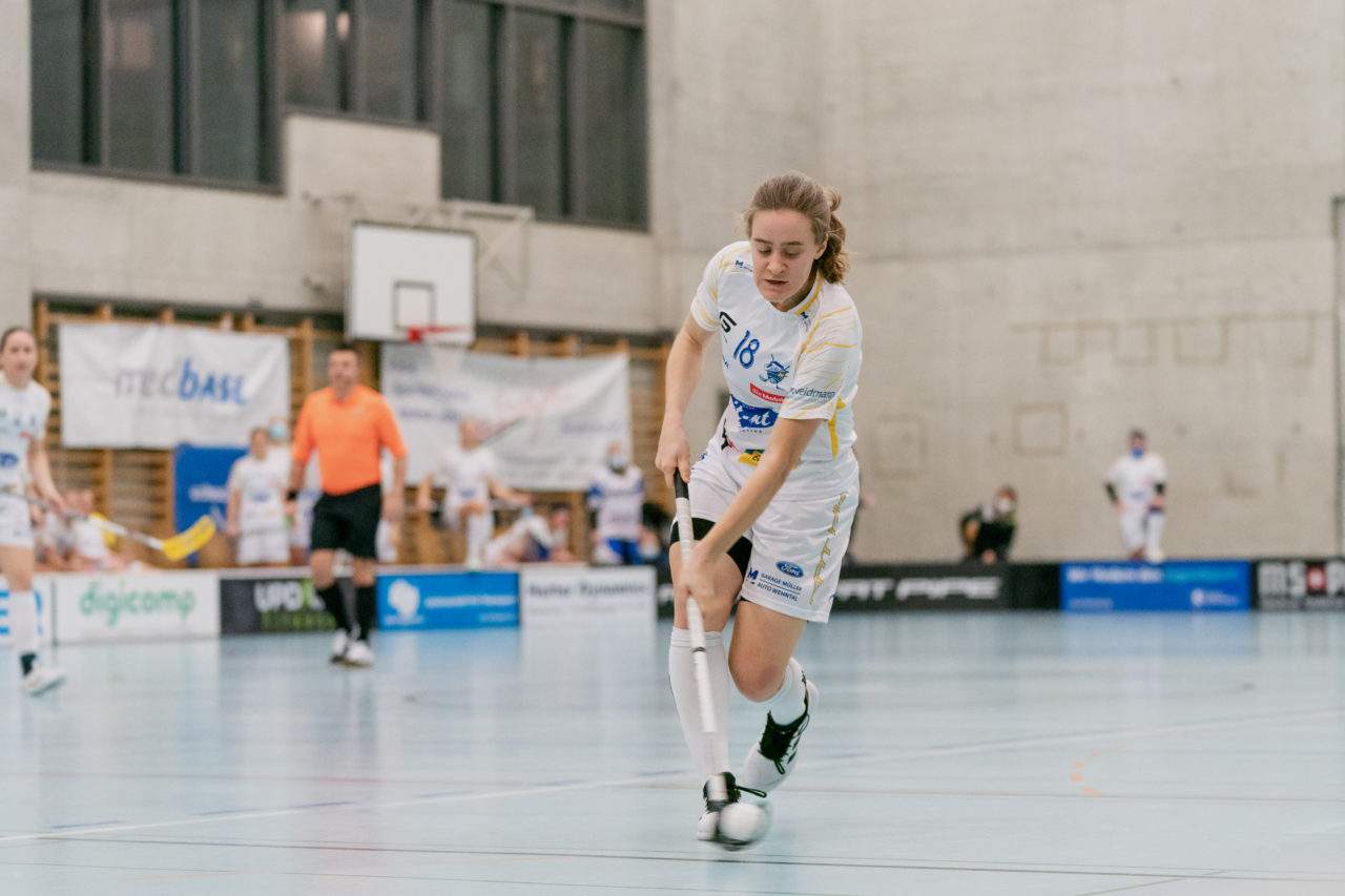 Frauen NLA Runde 8 2020/21, Switzerland: 09.01.2021, Winterthur, Oberseen, Kassandra Luck (Nr. 18, Kloten-Dietlikon Jets) schiesst

Credit: Claudio Schwarz, unihockey-fotos.ch