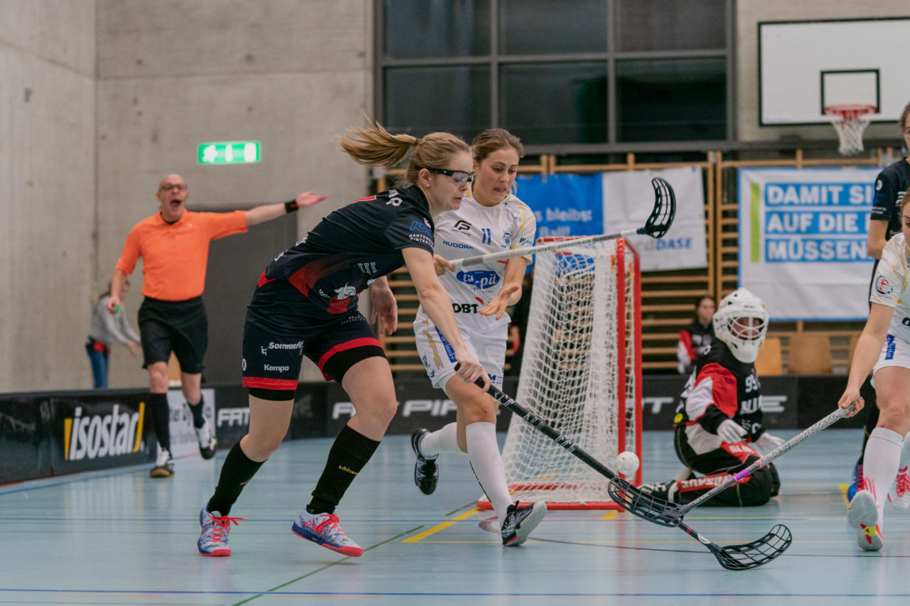 Frauen NLA Runde 8 2020/21, Switzerland: 09.01.2021, Winterthur, Oberseen, Noëmi Sara Enzler (Nr. 11, Red Ants Rychenberg Winterthur) im Zweikampf mit Seraphine Geiser (Nr. 11, Kloten-Dietlikon Jets) 

Credit: Claudio Schwarz, unihockey-fotos.ch