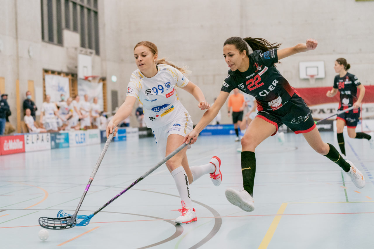 Frauen NLA Runde 8 2020/21, Switzerland: 09.01.2021, Winterthur, Oberseen, Ladina Müller (Nr. 99, Kloten-Dietlikon Jets) und Esther Jeyabalasingam (Nr. 22, Red Ants Rychenberg Winterthur) kämpfen um den Ball

Credit: Claudio Schwarz, unihockey-fotos.ch