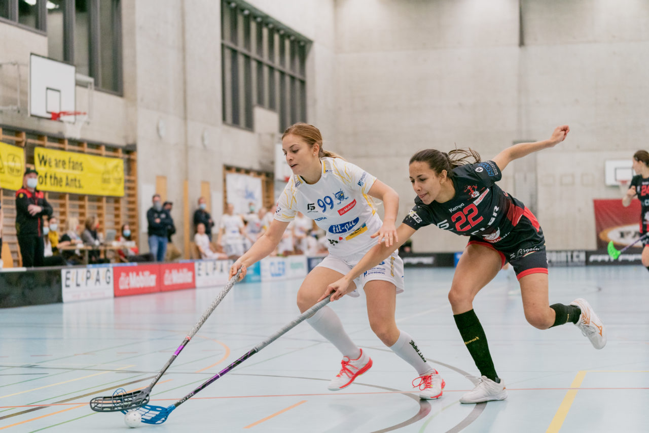 Frauen NLA Runde 8 2020/21, Switzerland: 09.01.2021, Winterthur, Oberseen, Ladina Müller (Nr. 99, Kloten-Dietlikon Jets) und Esther Jeyabalasingam (Nr. 22, Red Ants Rychenberg Winterthur) kämpfen um den Ball

Credit: Claudio Schwarz, unihockey-fotos.ch