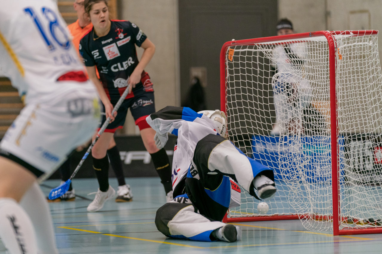 Frauen NLA Runde 8 2020/21, Switzerland: 09.01.2021, Winterthur, Oberseen, Monika Schmid (Nr. 29, Kloten-Dietlikon Jets) kann nicht parieren

Credit: Claudio Schwarz, unihockey-fotos.ch