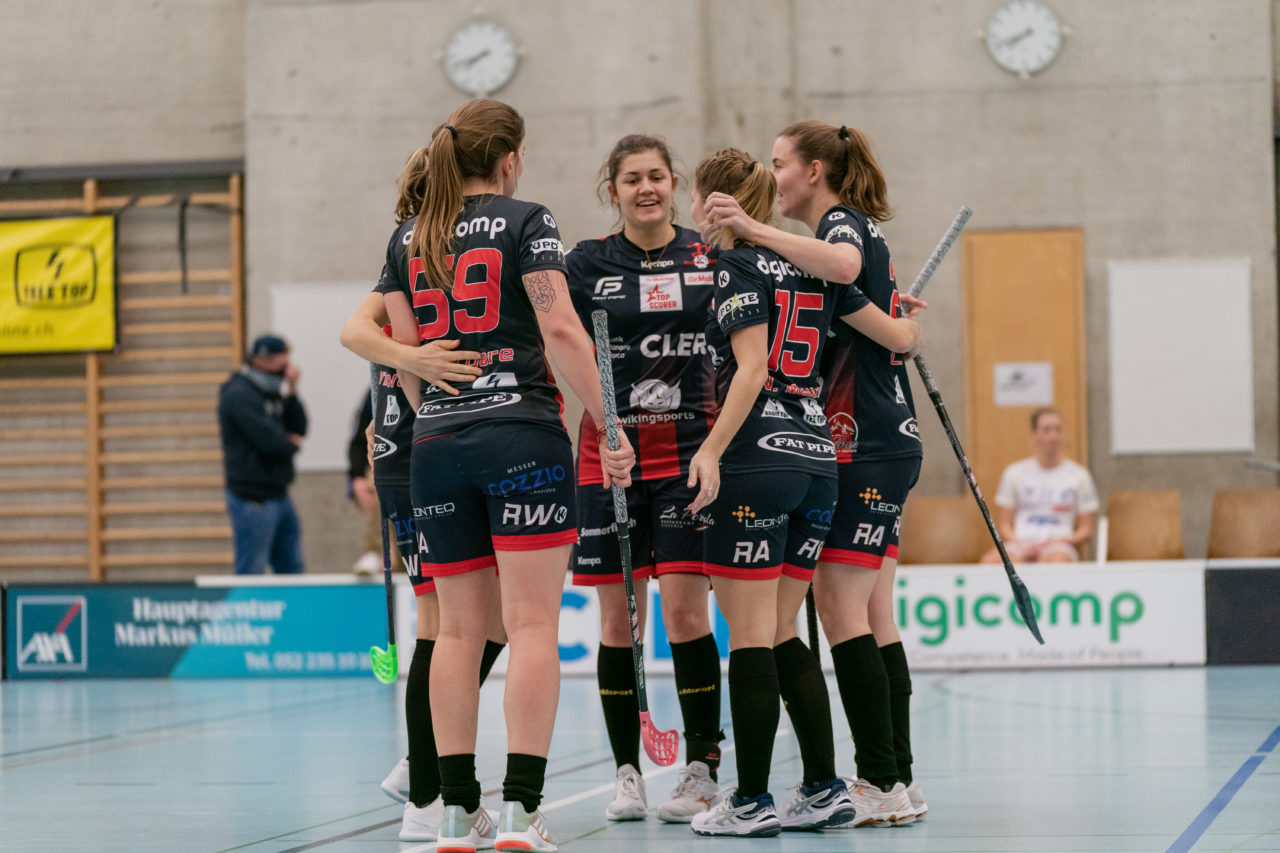 Frauen NLA Runde 8 2020/21, Switzerland: 09.01.2021, Winterthur, Oberseen, die Red Ants jubeln

Credit: Claudio Schwarz, unihockey-fotos.ch
