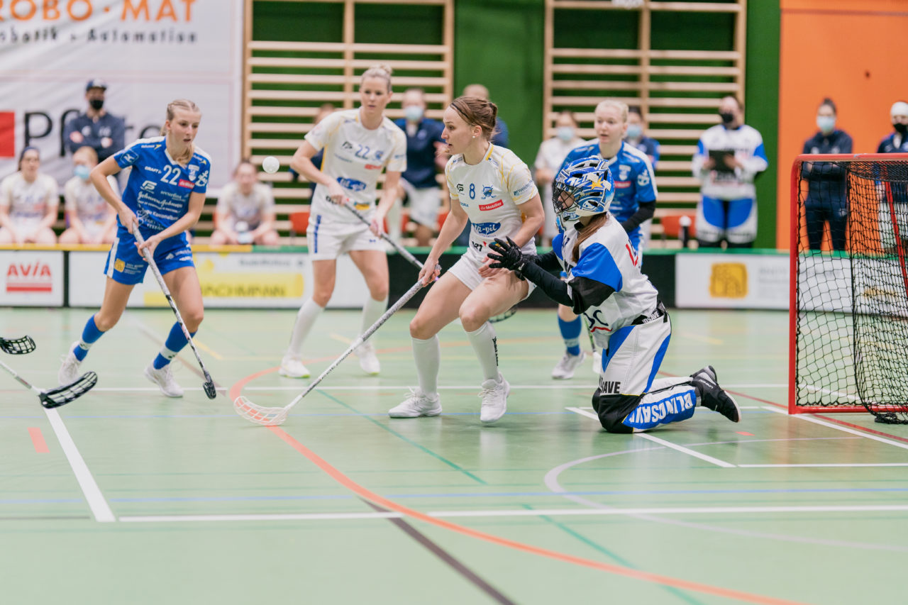 Frauen NLA Gruppe 1 Runde 13 2020/21 , Switzerland: 13.02.2021, Zug, Dreifachsporthalle Kantonsschule Zug, Brigitte Mischler (Nr. 8, Kloten-Dietlikon Jets) visiert den Ball an

Credit: Claudio Schwarz, unihockey-fotos.ch
Instagram: @purzlbaum | @unihockeyfotos