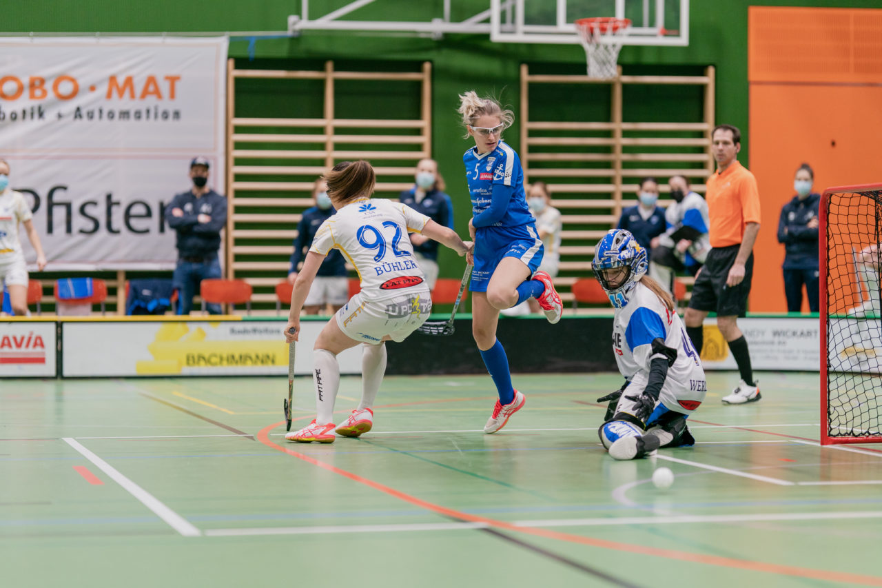 Frauen NLA Gruppe 1 Runde 13 2020/21 , Switzerland: 13.02.2021, Zug, Dreifachsporthalle Kantonsschule Zug, Livia Werz (Nr. 41, Kloten-Dietlikon Jets) wehrt den Ball ab

Credit: Claudio Schwarz, unihockey-fotos.ch
Instagram: @purzlbaum | @unihockeyfotos