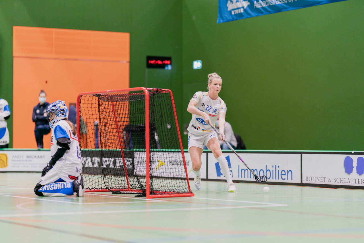 Frauen NLA Gruppe 1 Runde 13 2020/21 , Switzerland: 13.02.2021, Zug, Dreifachsporthalle Kantonsschule Zug, Iza Rydfjäll (Nr. 22, Kloten-Dietlikon Jets) spielt den Ball

Credit: Claudio Schwarz, unihockey-fotos.ch
Instagram: @purzlbaum | @unihockeyfotos